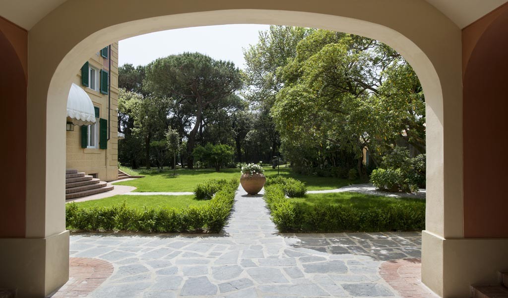 augustus hotel forte dei marmi garden